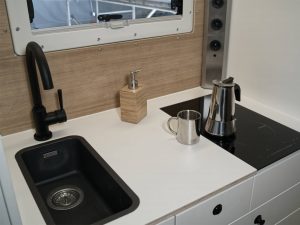 Wohnkabine Innenraum Küchenzeile mit Induktionskochfeld und Waschbecken
