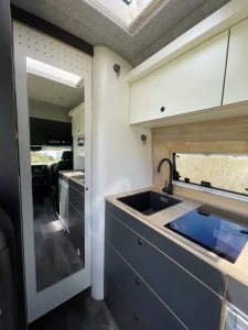 Mercedes Benz Sprinter Individualausbau Küche und großer Spiegel