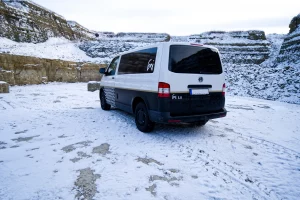 KAMPMADE™ T5-T6.1 Ausbau Fahrzeug im Schnee von hinten links